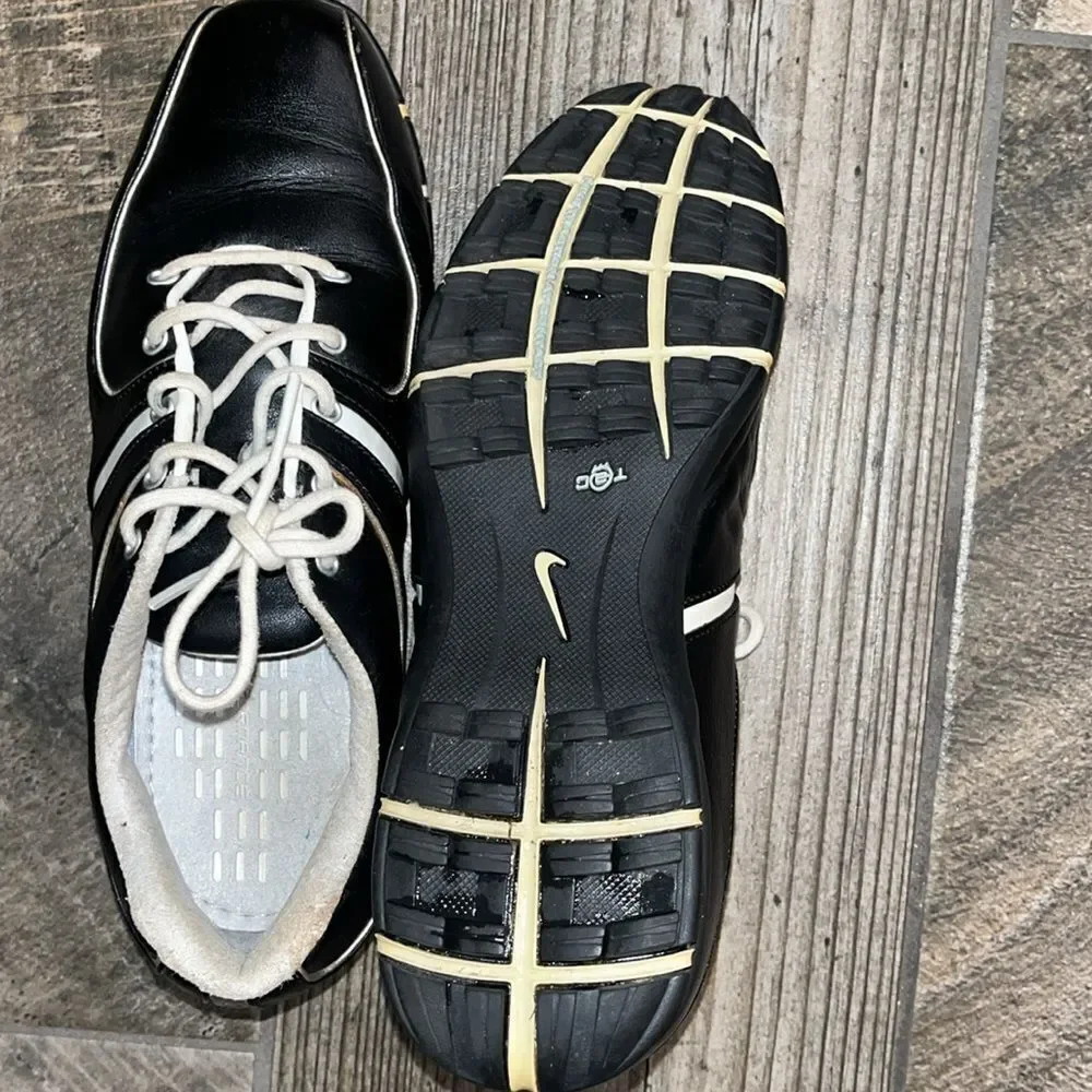 Nike Air TAC black leather golf shoes, sports performance.